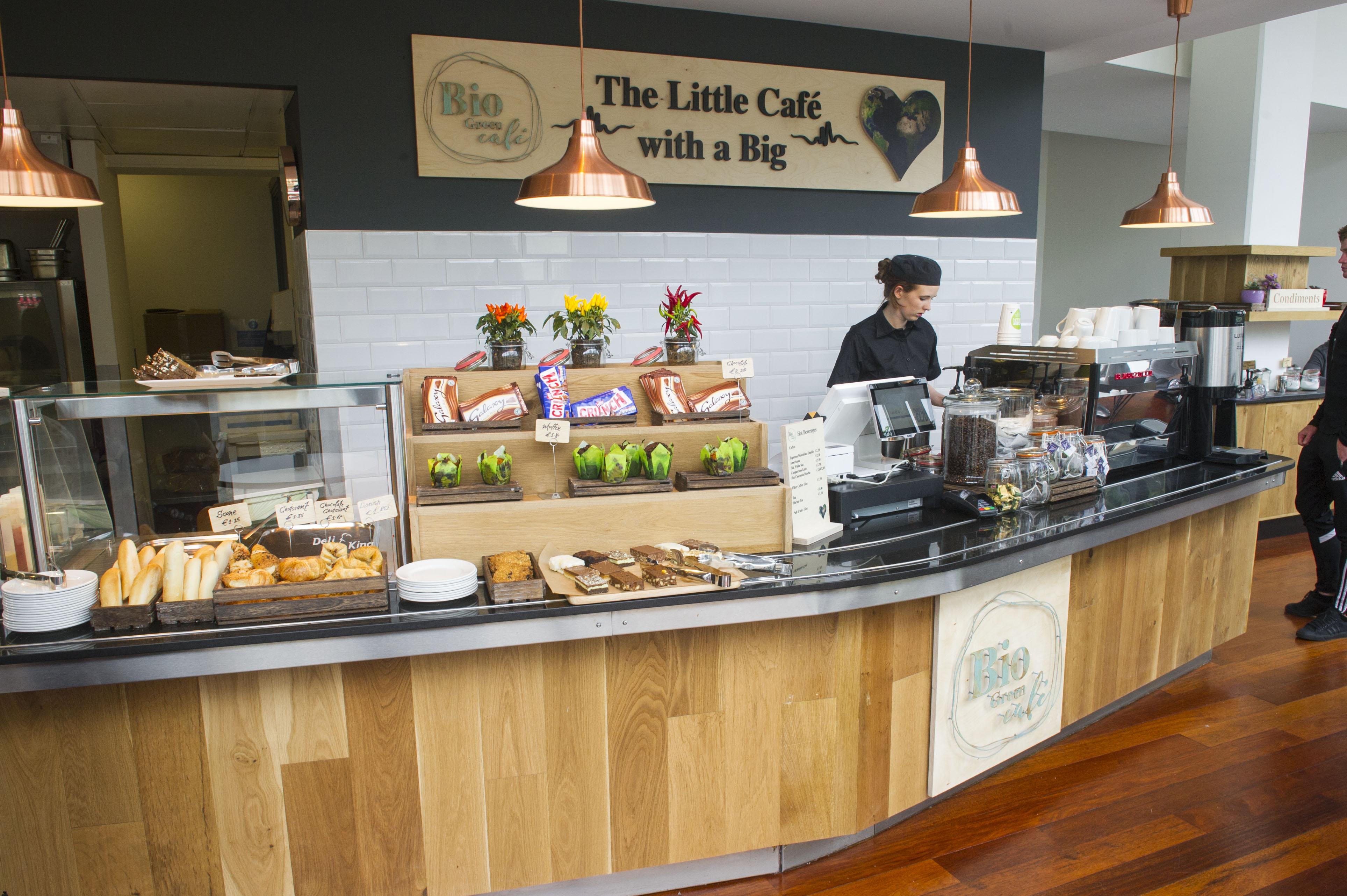 REPRO FREE
KSG Catering partnering with UCC on sustainability leadership launched Ireland’s first plastic free café. Located on the UCC campus in the Biosciences Institute the ‘Bio Green Café’ was refurbished in August and opened as Ireland’s first plastic free café on Tuesday September 11th. KSG in collaboration with UCC has installed and implemented a number of innovative sustainability practices for the café operation as part of this pilot project. In light of the numerous environmental issues associated with single use plastic the goal of the project is to totally eliminate all variants of single use plastic in a UCC campus café. KSG has partnered with the UCC Green Campus Committee and jointly a number of initiatives have been launched in the cafe. 
Pic Daragh Mc Sweeney/Provision
